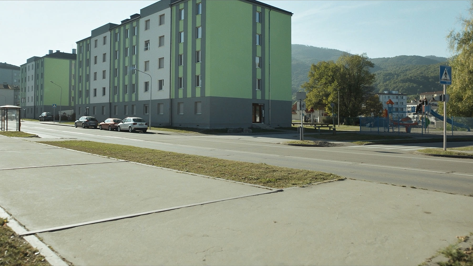 Zateplené paneláky na slovenskom sídlisku s ihriskom